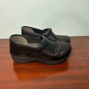 Dansko XP 20 size 38 black leather clogs